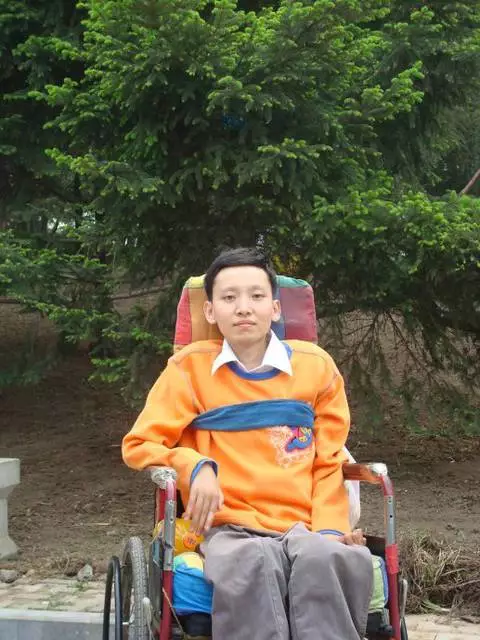 从小患肌无力，六年写一本书感动世界，马云也为他的书写序站台