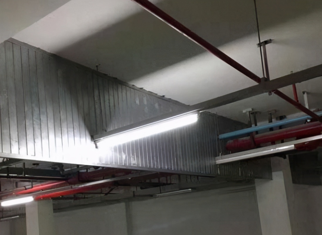 挡烟垂壁按材质分类可分为:1,刚性类:防火玻璃,防火板,钢板等.