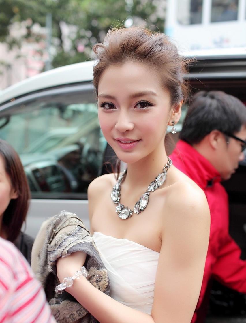 杨颖回应十年前自己很红,遭网友嘲讽靠丈夫,时尚资源飞升惹争议