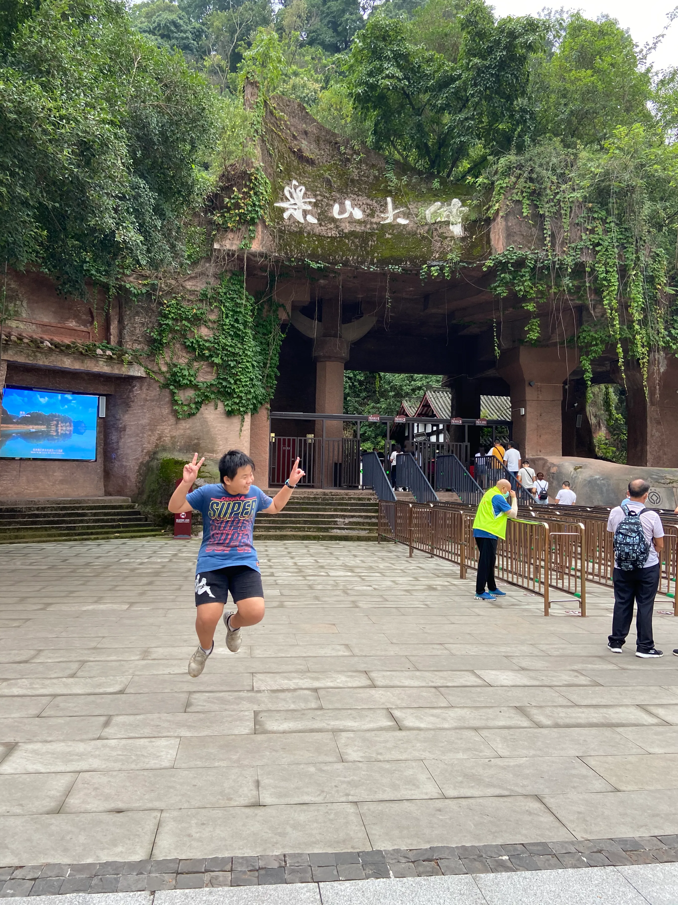 深圳去九寨沟旅游(深圳自驾九寨沟8日游（深-重庆-成都-都江堰-乐山-九寨沟-返深）)