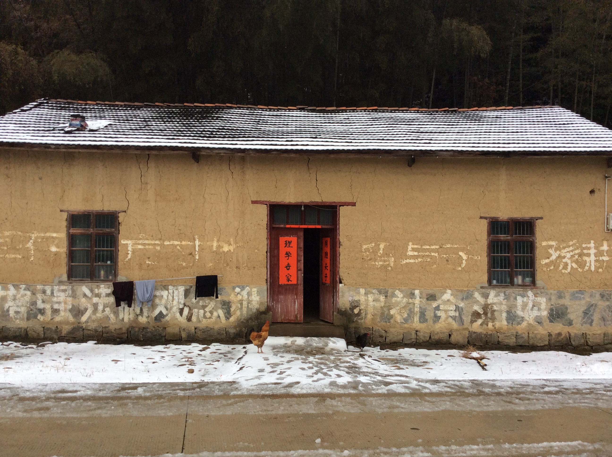 这些山区的老房子大多数都是上个世纪60年代到70年代之间的产物,当然