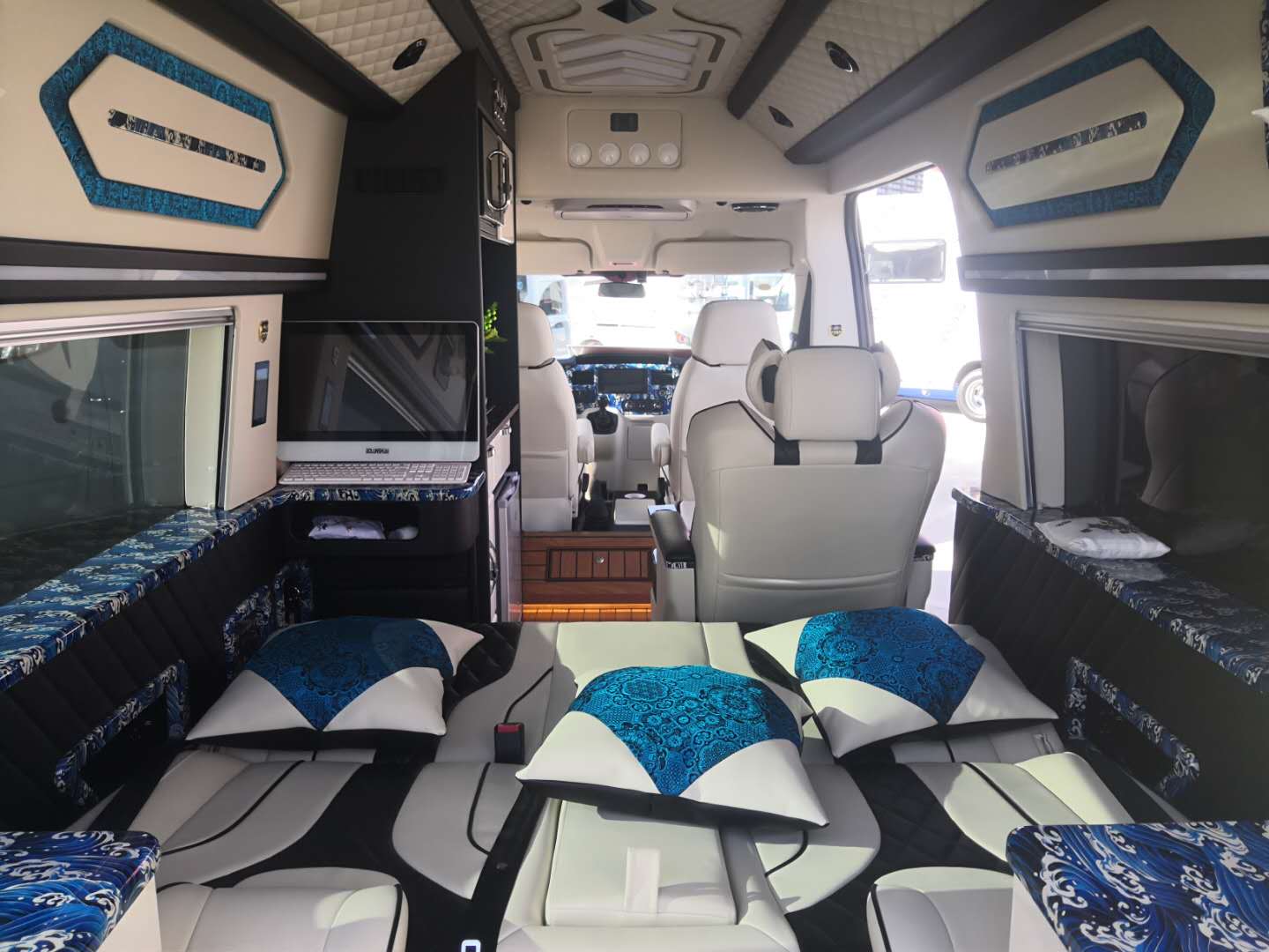 成功商务人士适用车推荐——江铃福特·新世代全顺豪华商旅车