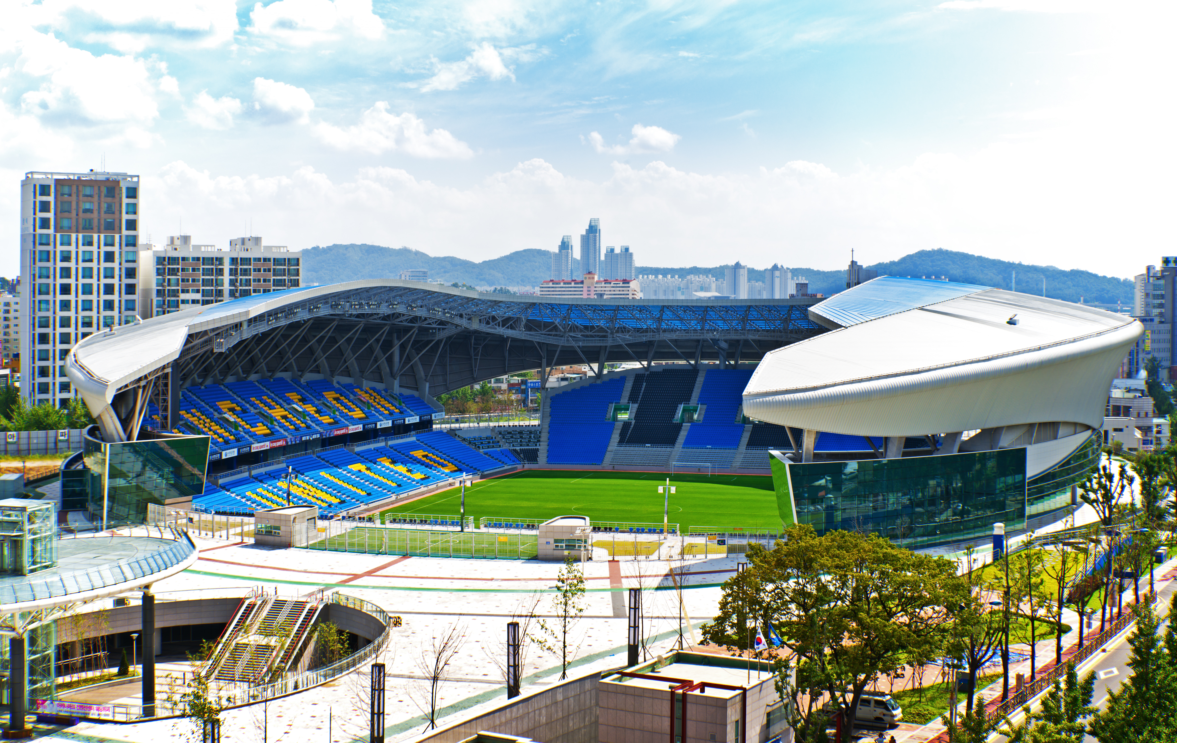 仁川足球场由于确诊胰腺癌,率领球队在2019年完成保级的前国脚柳相铁