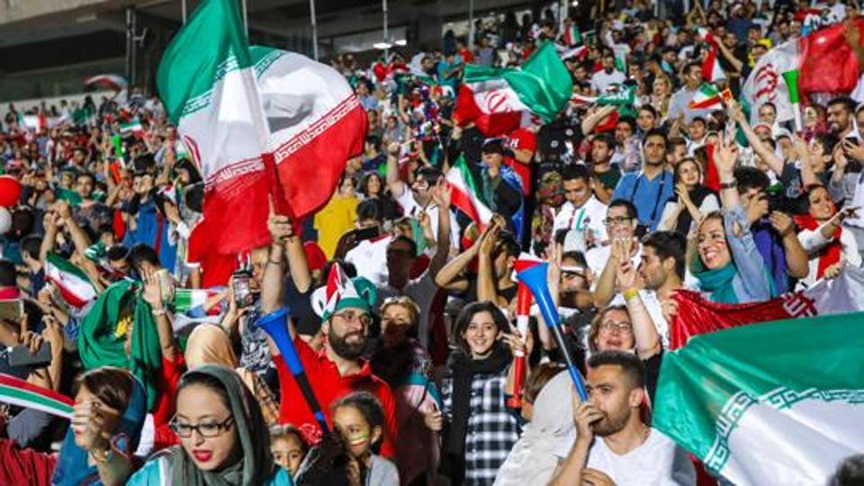 取消持续40年禁令，伊朗允许女性进入足球场