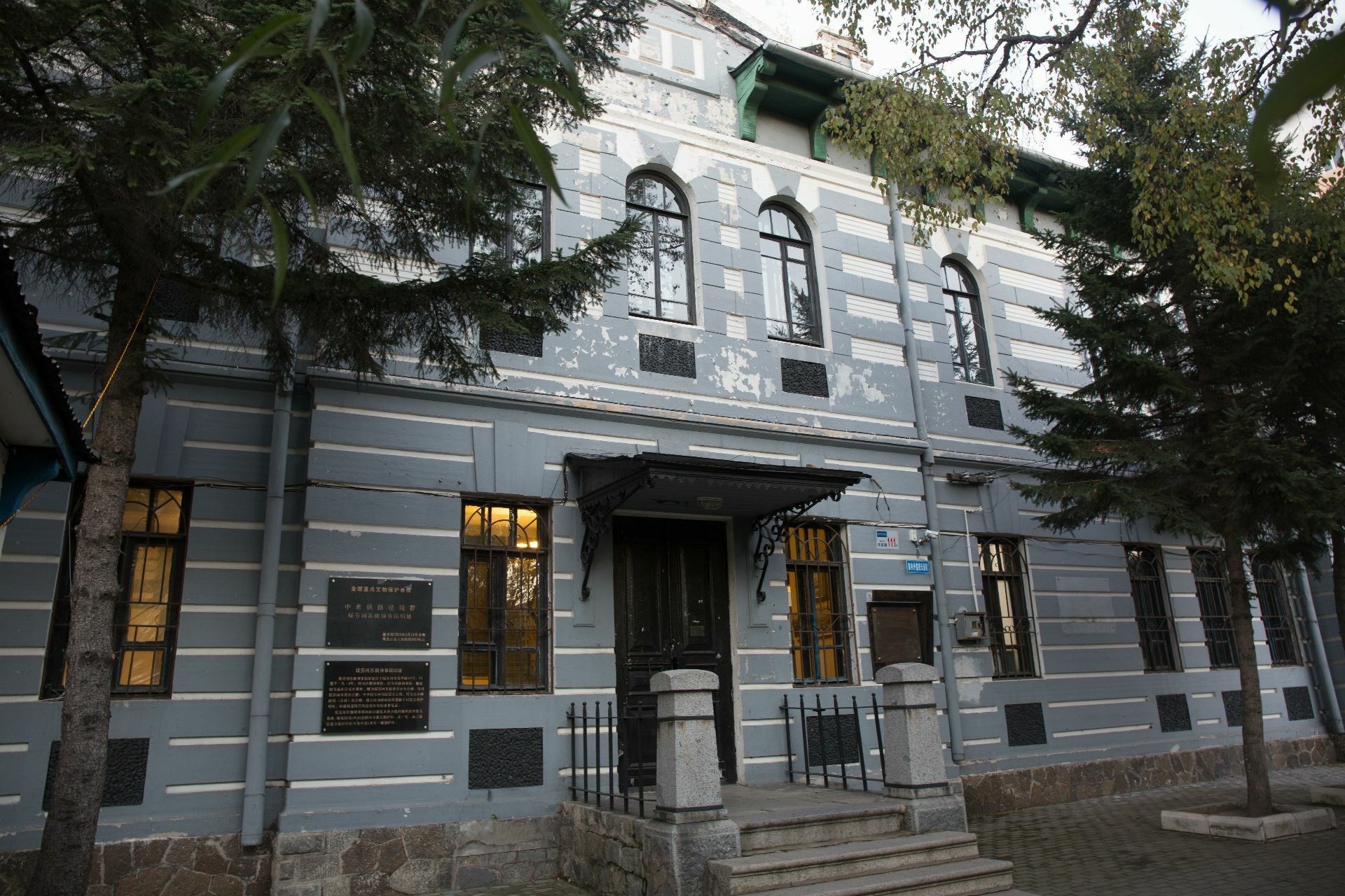 建于1910年,当时的沙俄领事馆,后来是苏联领事馆,现为绥芬河邮政局