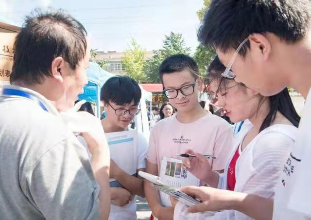 一本院校投档线出炉，考生556分捡漏上海交大，585分上浙大