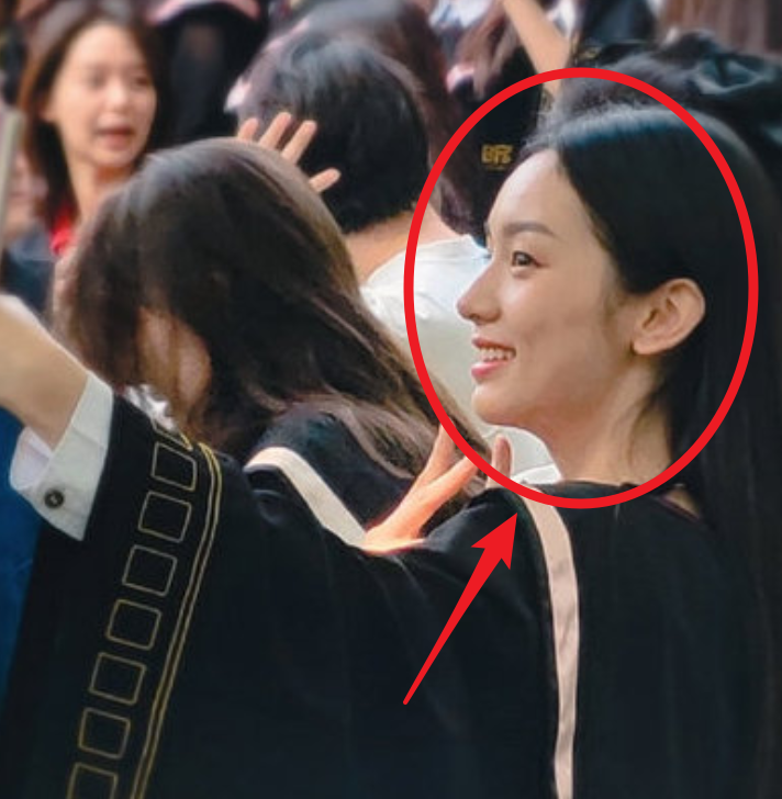 关晓彤回校拍毕业照，同学们随手一拍，生图下尽显真实颜值