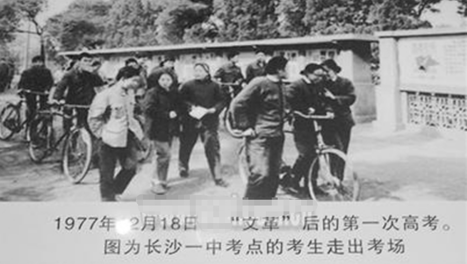 44年前的高考试卷曝光，差生说想穿越回去做“学霸”，老师却笑了