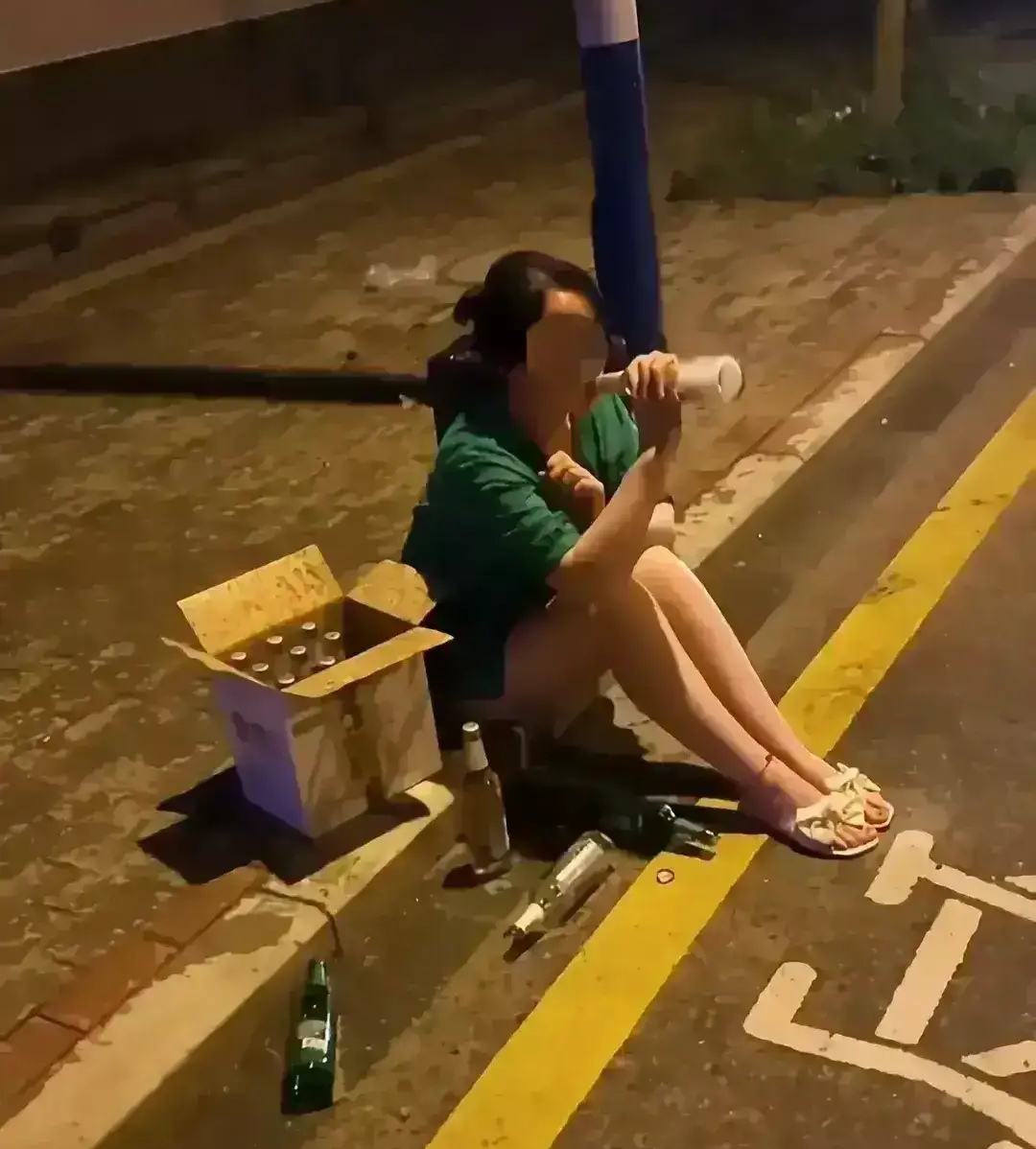 深圳一女子在街头买醉，一箱啤酒一个密码箱，这是个有故事的女人
