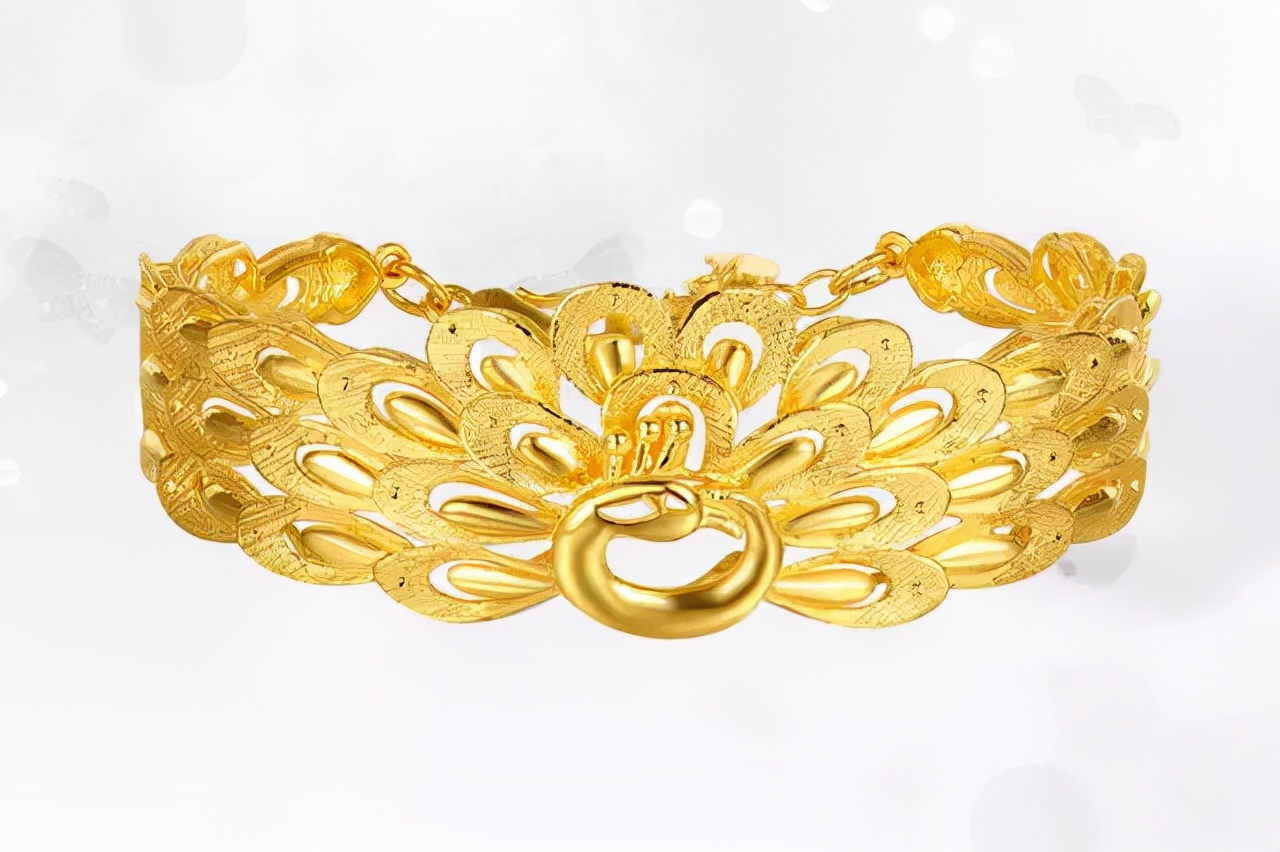 最经典的7款黄金手镯该怎么搭配？选对时尚翻倍