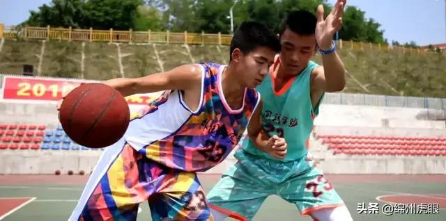 好心疼！绵阳十二三岁的娃娃，竟被学校赶下田去插秧子