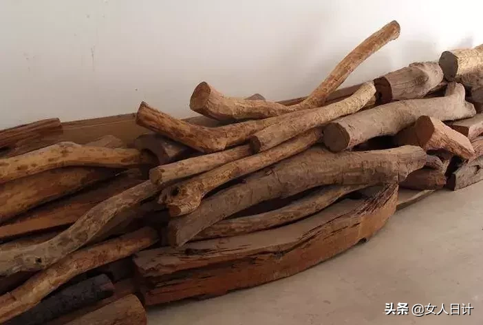 “优材鉴赏局·红木专场”带你了解阔叶黄檀的价值与选购技巧。