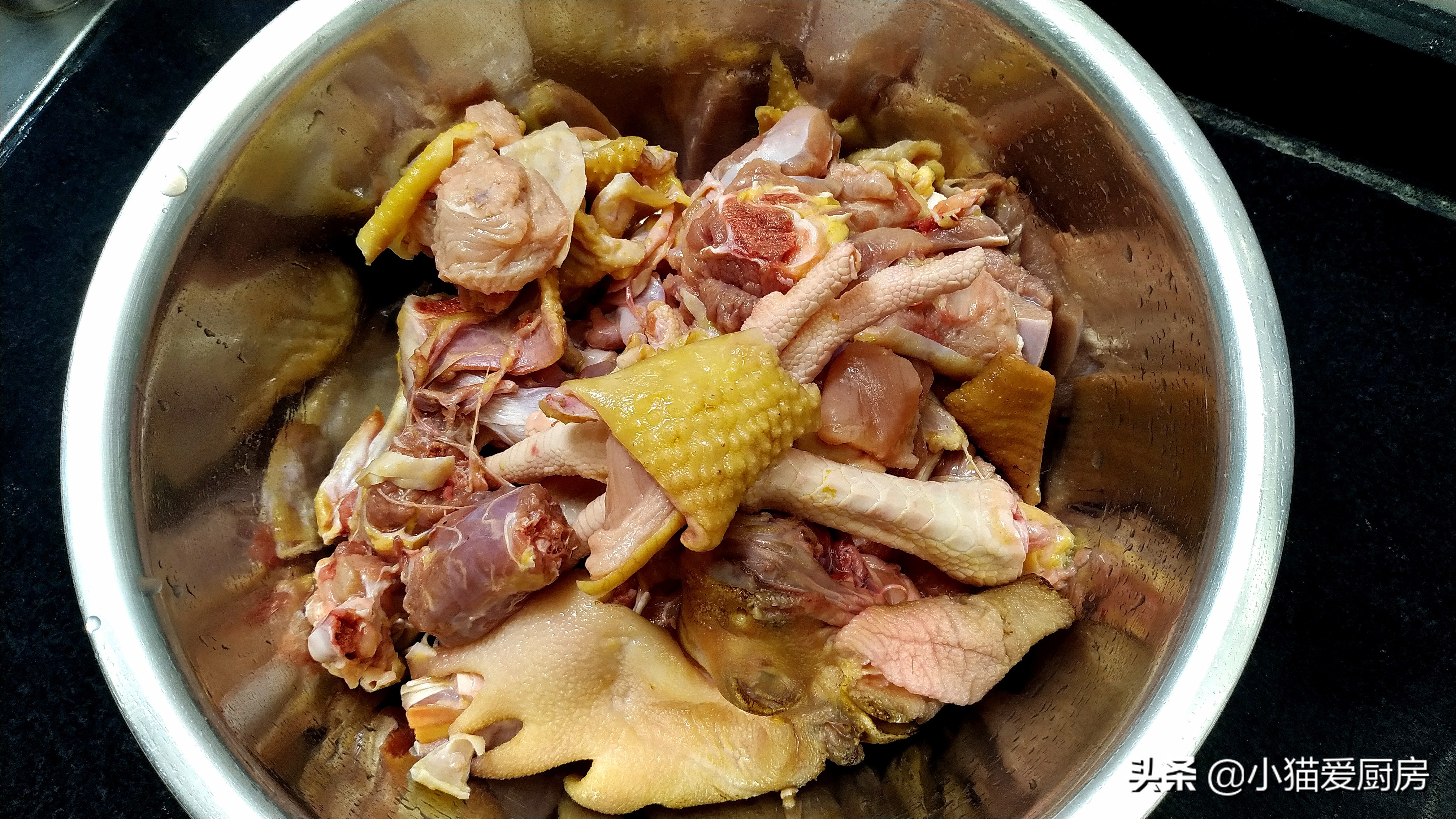 芋儿烧鸡肉，家常做法，芋头软糯，鸡肉香辣嫩滑好吃