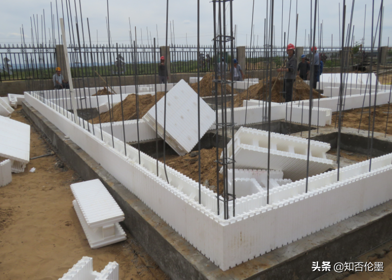 泡沫盖房子使用的是新型材料海容模板,这是应环保要求而诞生的一种新
