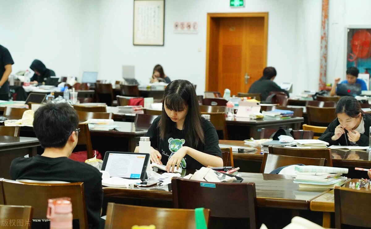 复旦大学两硕一博因“违纪”被开除学籍，网友质疑：是否处罚过重