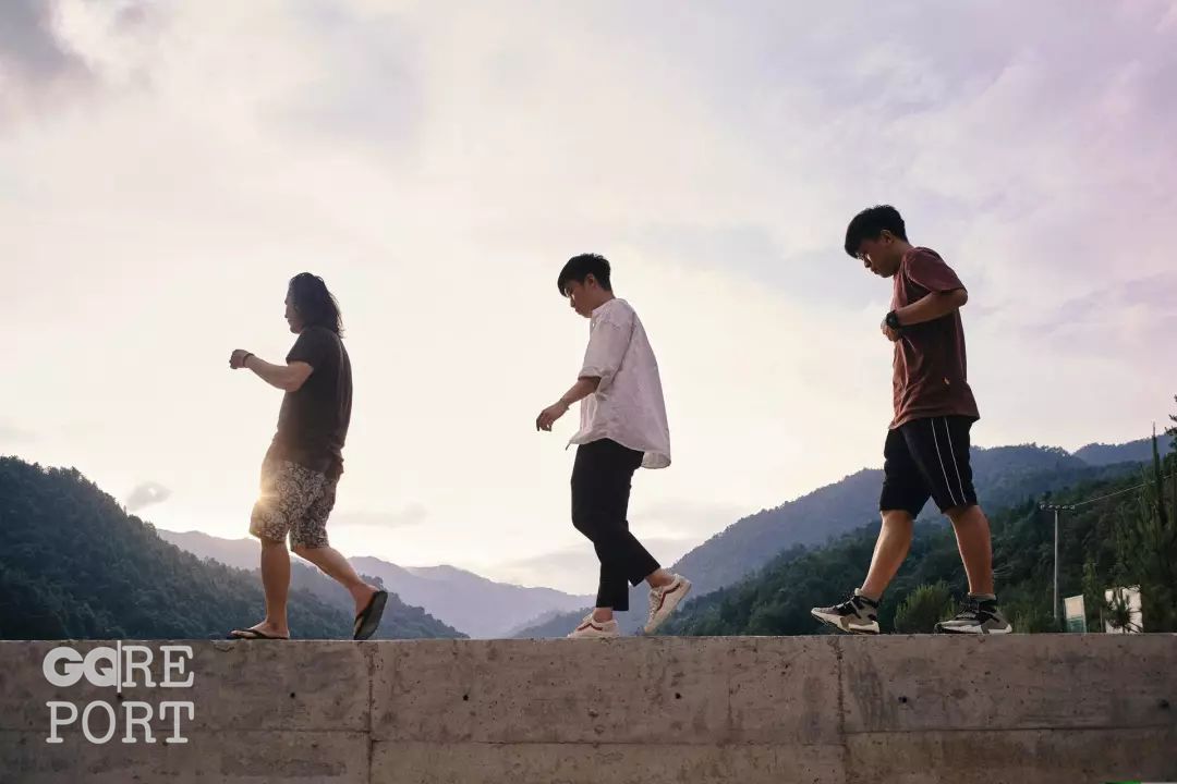 九连真人：小镇青年因为乐队的夏天一曲成名，留在故乡，还是去北京？