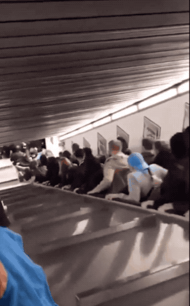 30张罕见的照片，地铁遇到基努里维斯，这穿着太接地气了