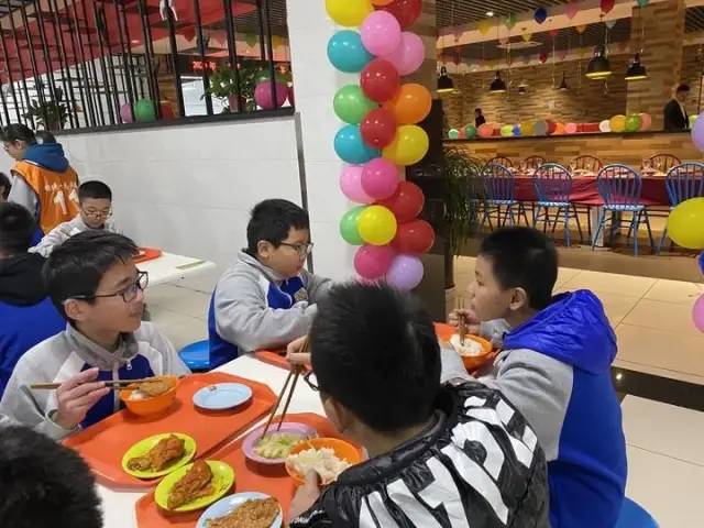 某中学“真香”奖励：校领导端盘上菜，这群娃儿真的是靠实力吃肉