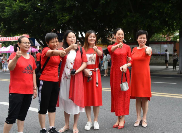 家长为高考生花式应援，穿旗袍拿向日葵是常态，紫色裤衩才硬核