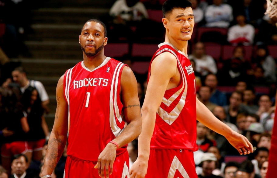 姚明因为什么伤退出nba的(姚明为什么早早退役？麦迪说了句大实话：他的职业生涯被一人毁了)