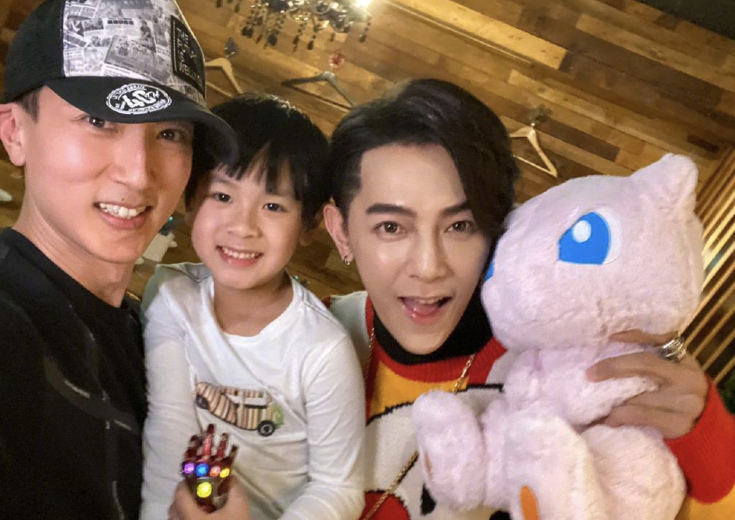 飞轮海三缺一！吴尊汪东城辰亦儒上海街头搞怪合影，炎亚纶未现身