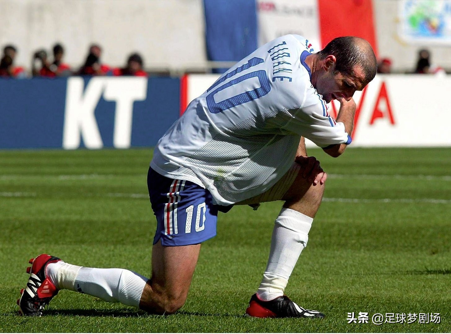 作为98年世界杯表现最为亮眼的球员,大家都期待齐达内能复制四年前的