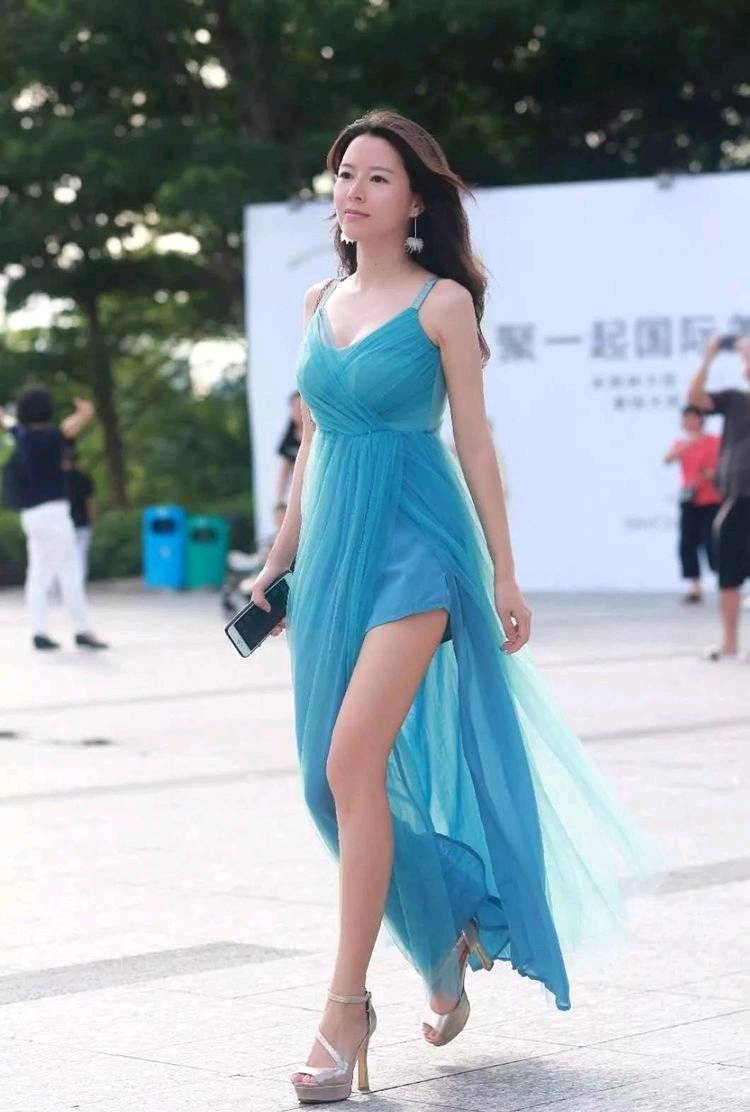 街拍美女：俏丽若三春之桃，清素若九秋之菊 美颜如玉多娇媚