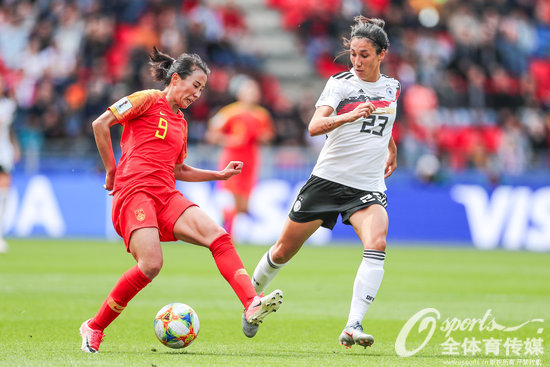 中国女足2019世界杯首战(如何评价中国女足世界杯首战表现？球迷：比男足强100倍)
