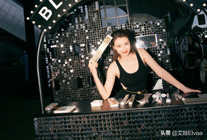 高圆圆下班走机场，穿西装配蕾丝打底衫，认真起来真没人比她会秀