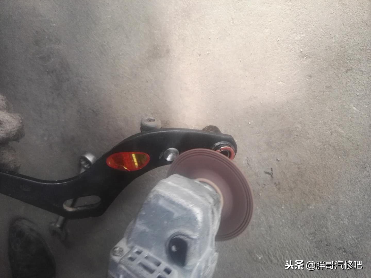 离合器太重，胖哥有妙招，无需更换配件，只需打孔就行