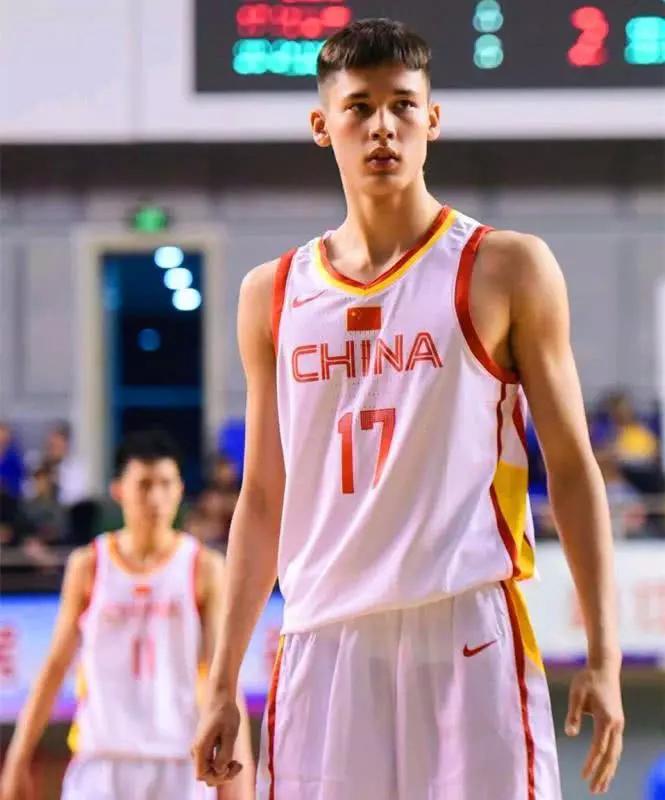 u19男篮世界杯法国队30号(中国男篮又一混血天才！父亲中国人母亲俄罗斯美女 他穿裆麦迪得分)