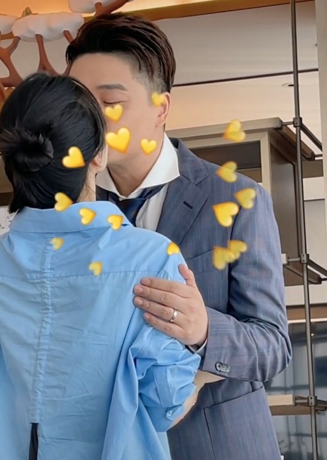 一直以来,外界误以为沈涛的妻子是王牌**费费(费沁雯),但二人仅仅是