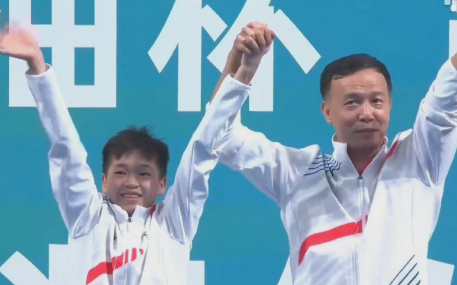 全红婵少女心！穿拖鞋挑选发卡，教练一句话太暖，幕后恩人陪同