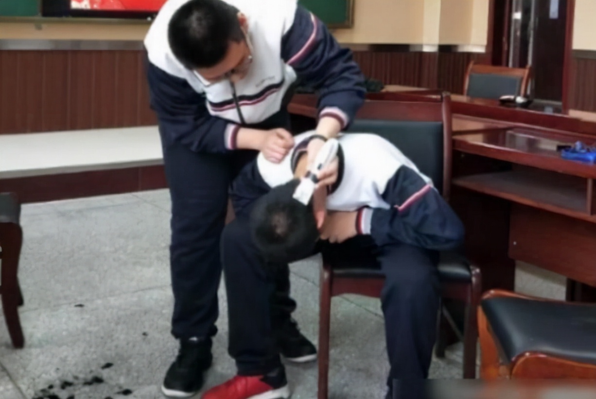 某初中院校发型标准公开，长度精准到“厘米”，学生有些接受不了