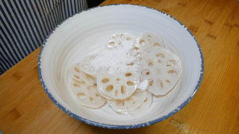 待莲藕冷却后控干水分捞到一个大碗中,加入1克食盐,5克白醋,10克白糖