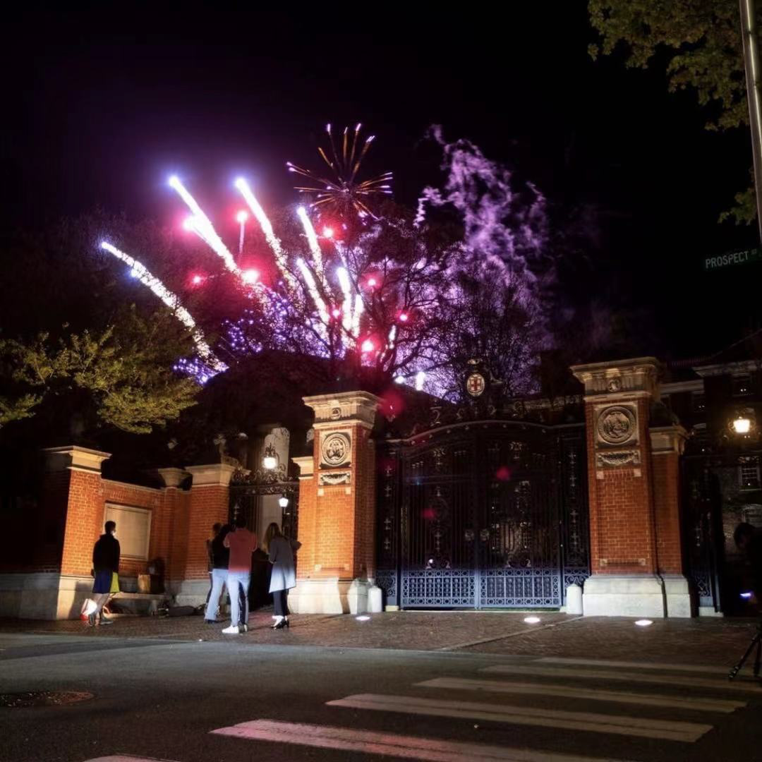 如果你想知道什么是快乐藤校的话，我现在就带你Brown