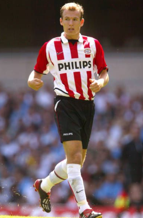 罗本成名于年少时,16岁时就成为荷甲球队格罗宁根的主力球员,更曾经