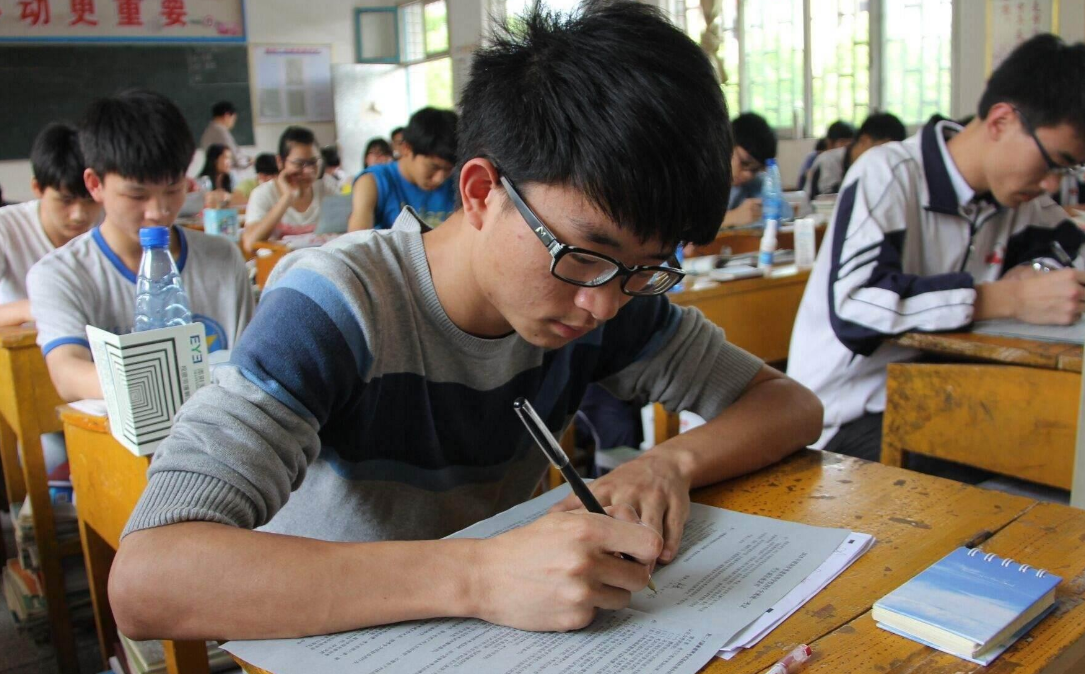 “豪气”高考状元火了，获得近百万奖金，全家人因此改变命运