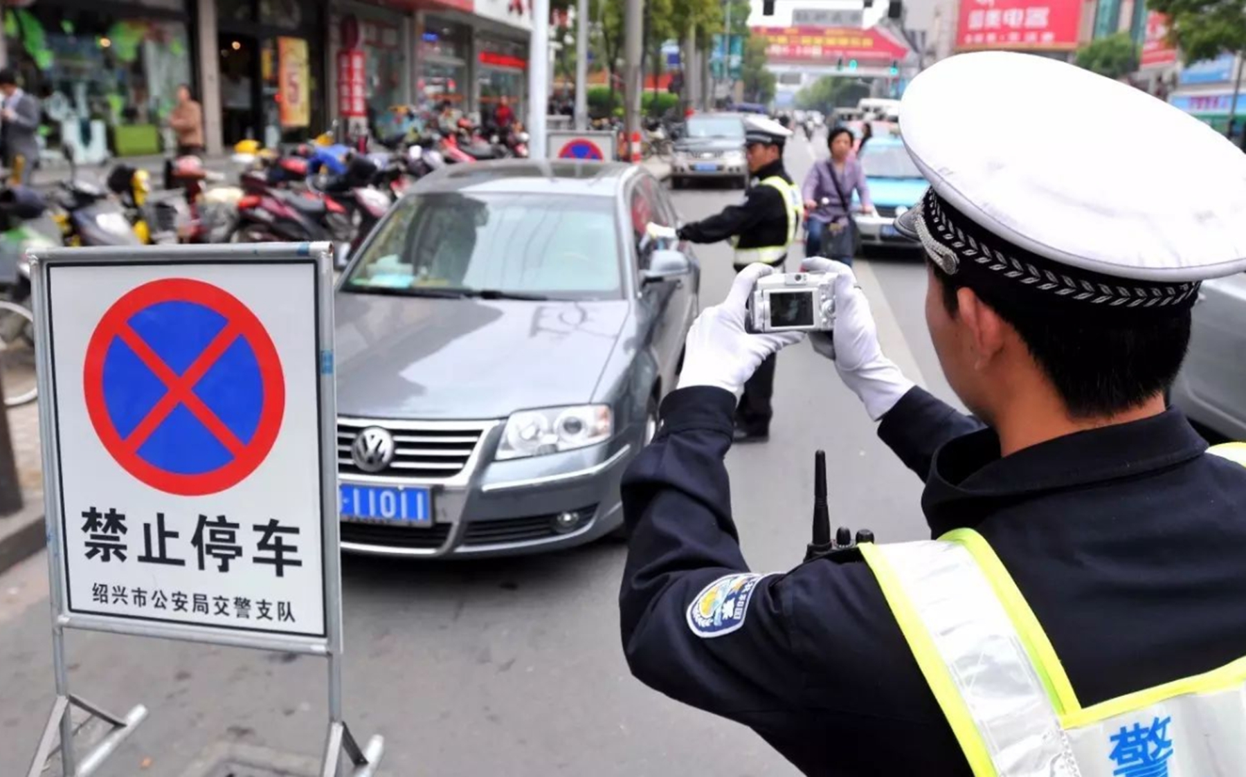 ​奥迪霸占私人车位，业主怒装轮胎锁，一锁就是三年