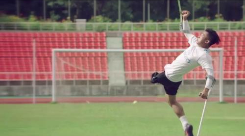 深圳市为足球梦想(单腿踢球的广东小伙，经历3次截肢手术，用46副拐杖撑起足球梦)