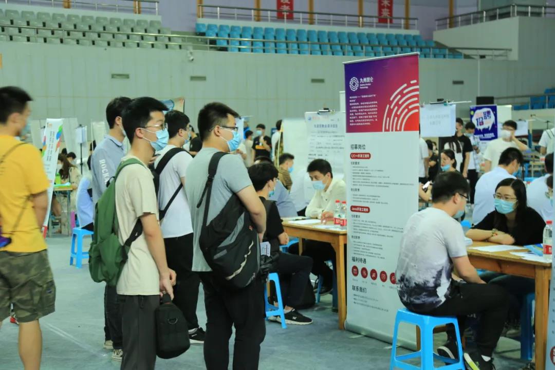 107家企业奔赴南京这所高校，带来4000多个岗位，软件和信息技术人才最紧俏！