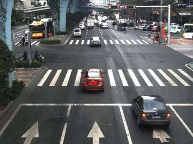 过有红绿灯的十字路口，越过停止线，红灯亮了，可以继续前进？