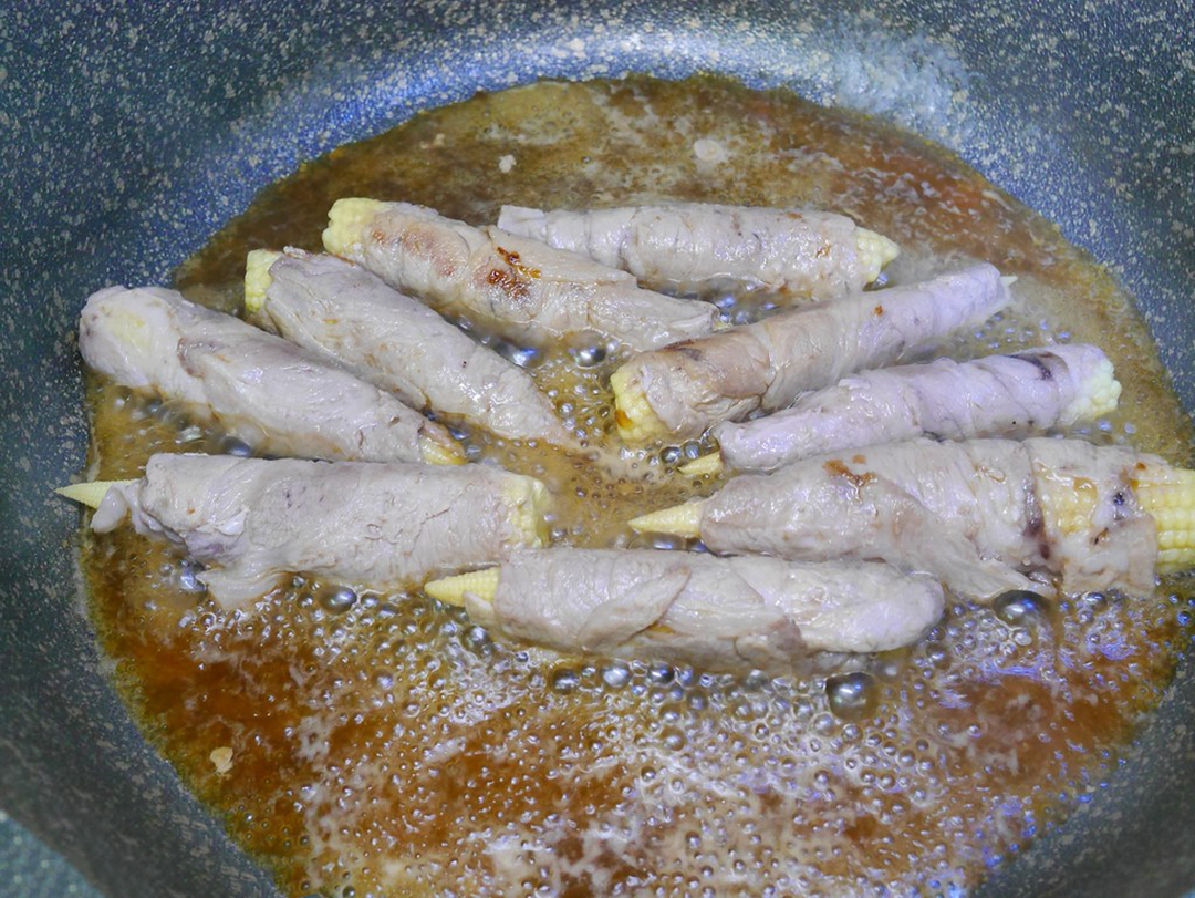 这道“玉米笋肉卷”，咸咸甜甜超好吃，新手必学、零失败料理