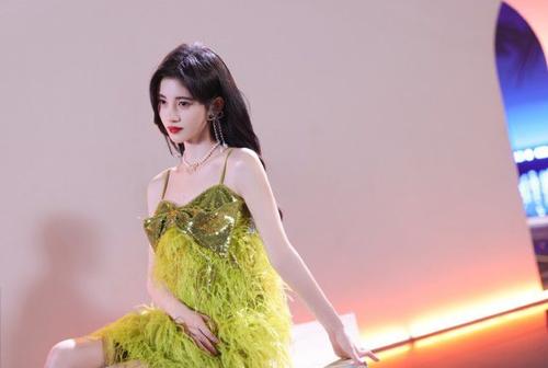 鞠婧祎让王思聪也爱而不得，被批做作得要死，几年后却越黑越红