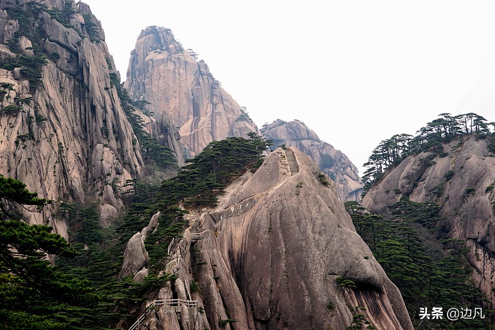 迎客松在哪里（黄山大名鼎鼎的黄山迎客松景点分享）