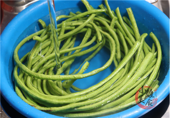 豆角倒入洗米水，立马变成酸豆角，是真是假？试过太下饭了