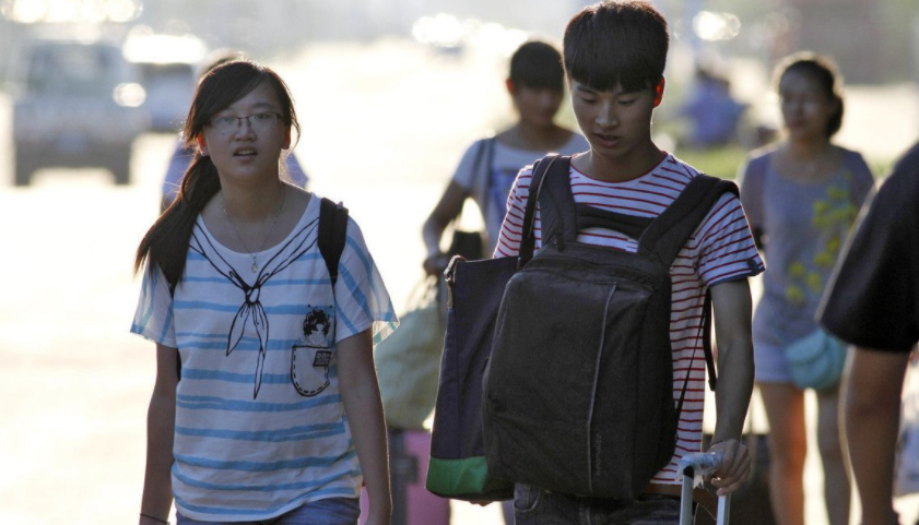 复旦开除3名违法学生，同学因不满处分“闹事”，高校处理过分吗