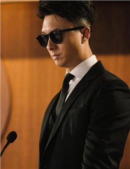 “盲侠大律师”王浩信：二获TVB视帝好风光，曾在妻子孕期出轨