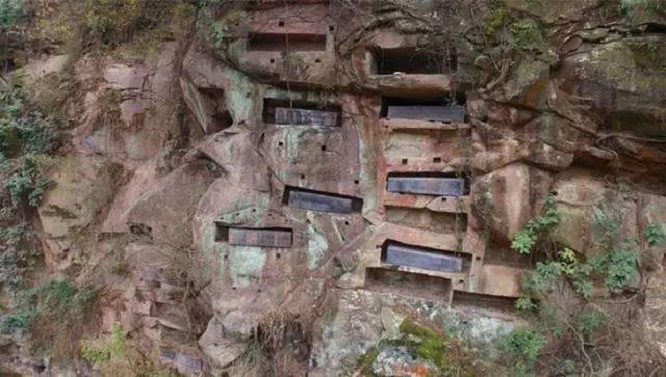 悬棺是江西龙虎山表演项目，2600年前古人是如何把悬棺放上去的？