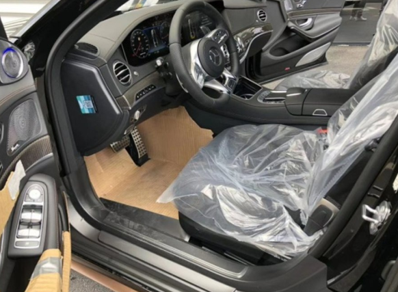 重庆现新奔驰S65L，已被订走，落地360万，来提G级的老板肃然起敬